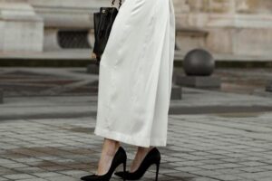 La jupe midi en jean blanc des années 90 que Massimo Dutti associe à des sandales à talons hauts revient pour être la plus élégante ce printemps 2026