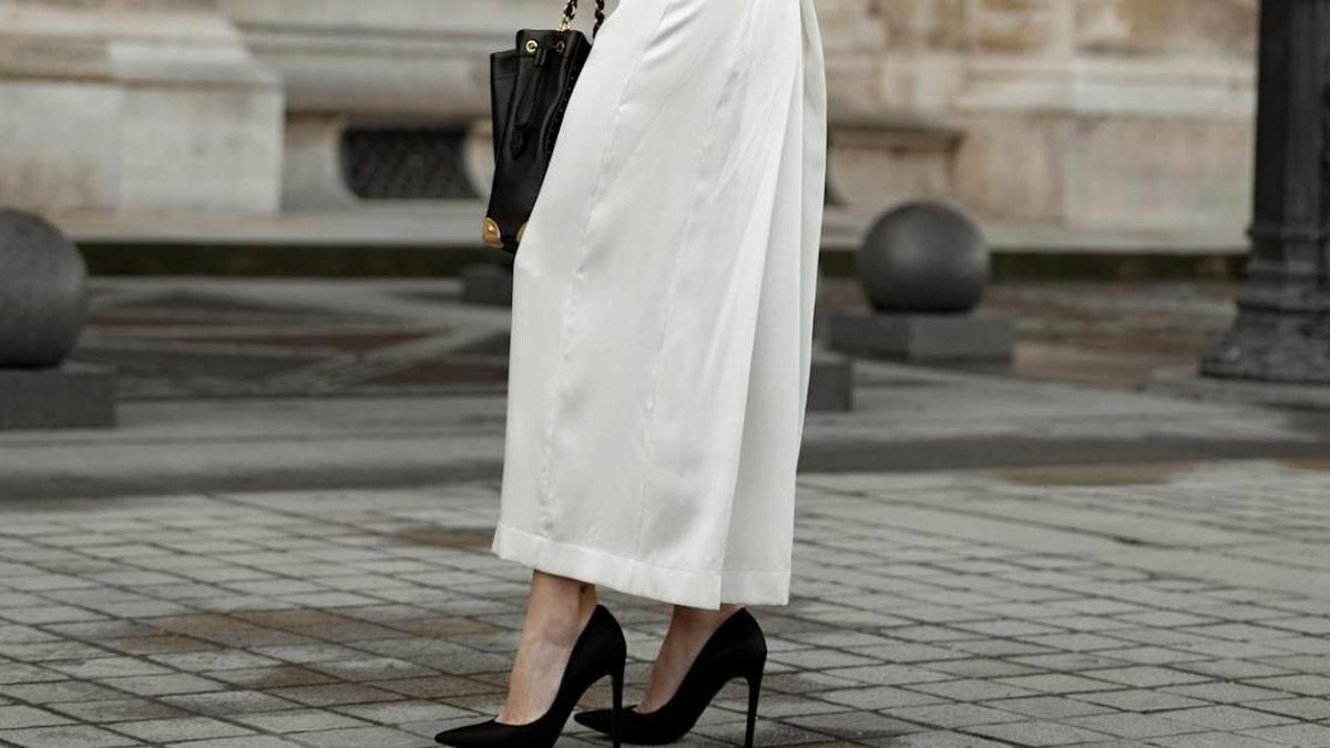 La falda midi blanca tendencia