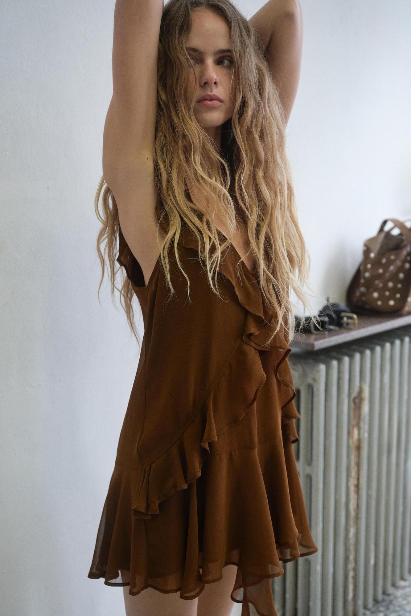 Robe courte marron à volants