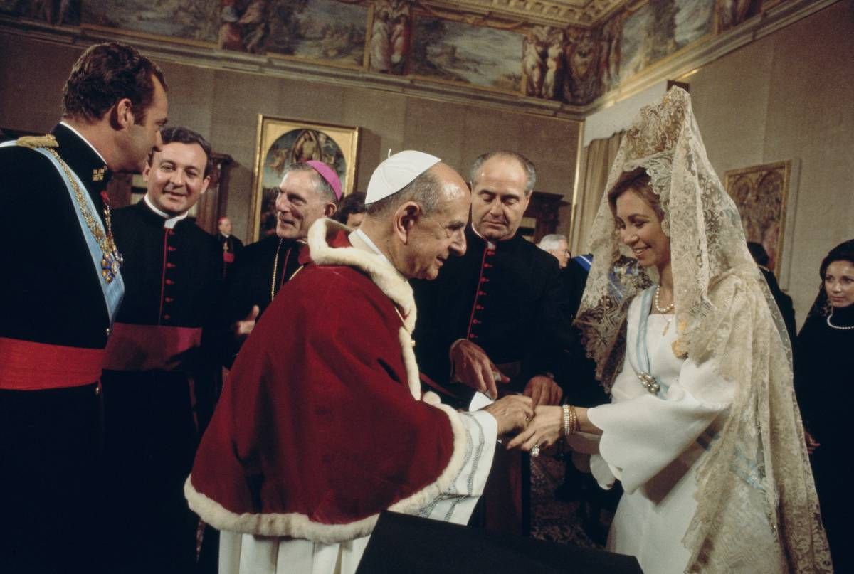 La reine Sofia, avec un peigne et une mantille blanche, devant le pape Paul VI lors de sa visite au Vatican en février 1977