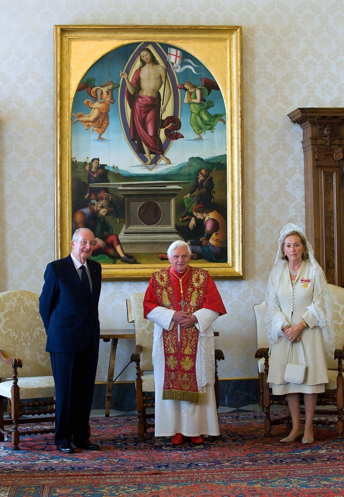 La reine Paola de Belgique a fait usage du privilège blanc lors de sa visite au pape Benoît XVI en octobre 200'