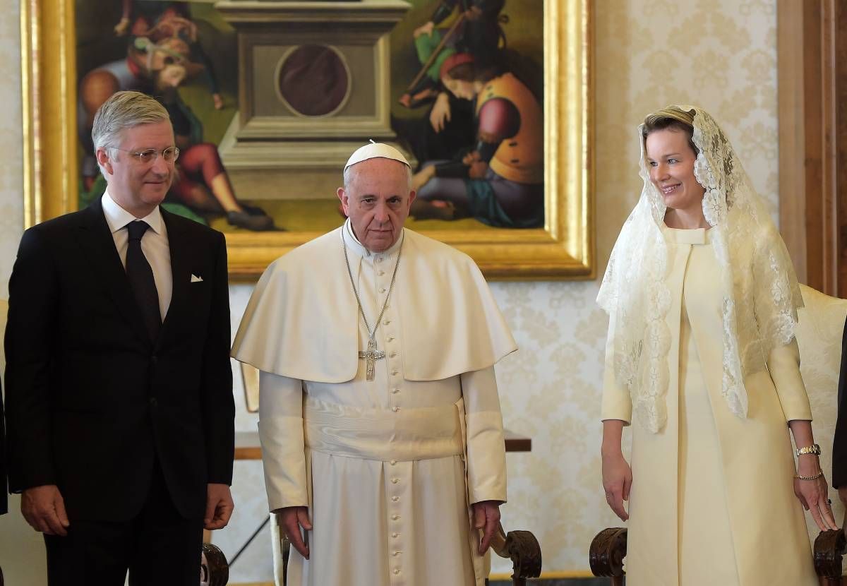 La reine Mathilde de Belgique, vêtue de blanc et portant une mantille lors de son audience avec le pape François en mars 2015