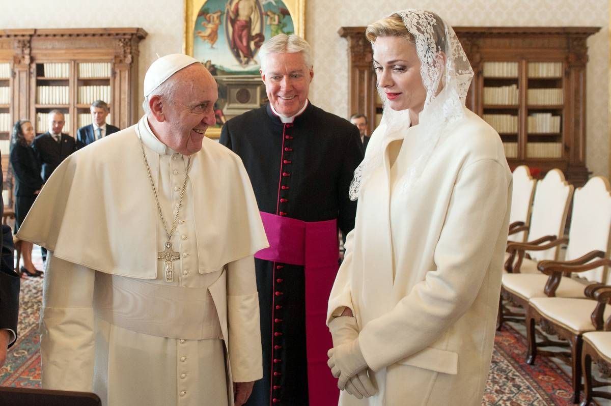 La princesse Charlène de Monaco a présenté son privilège blanc en janvier 2016, lors d'une visite au pape François au Vatican.