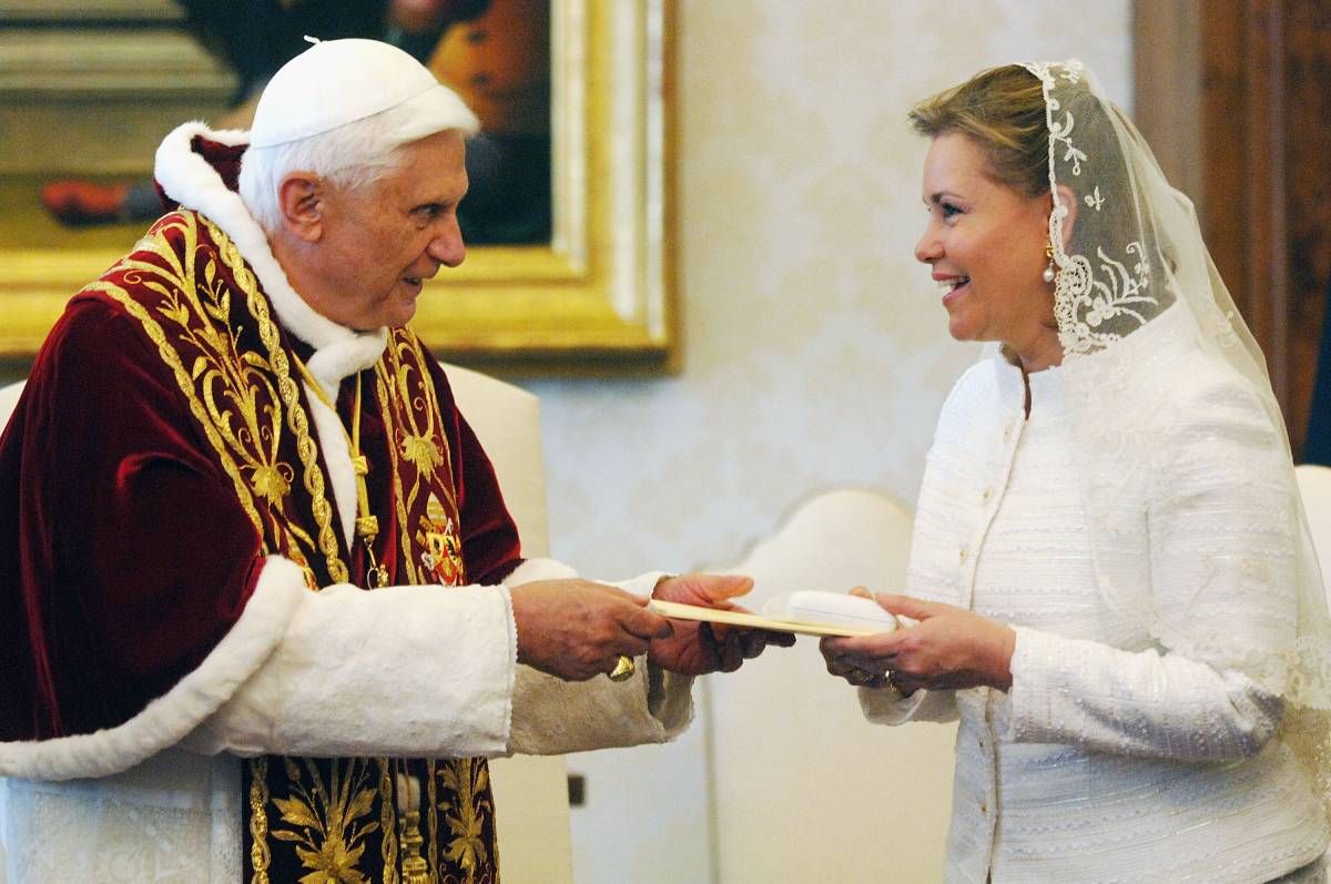 La grande-duchesse Marie-Thérèse de Luxembourg, en blanc et avec une mantille, devant le pape Benoît XVI en mai 2006 au Vatican