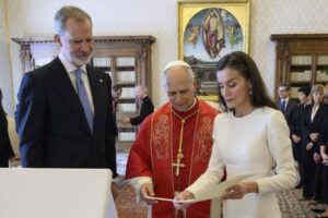 Quel est le « privilège blanc » de la reine Letizia devant le pape : seules 7 femmes dans le monde l'ont et c'est la raison