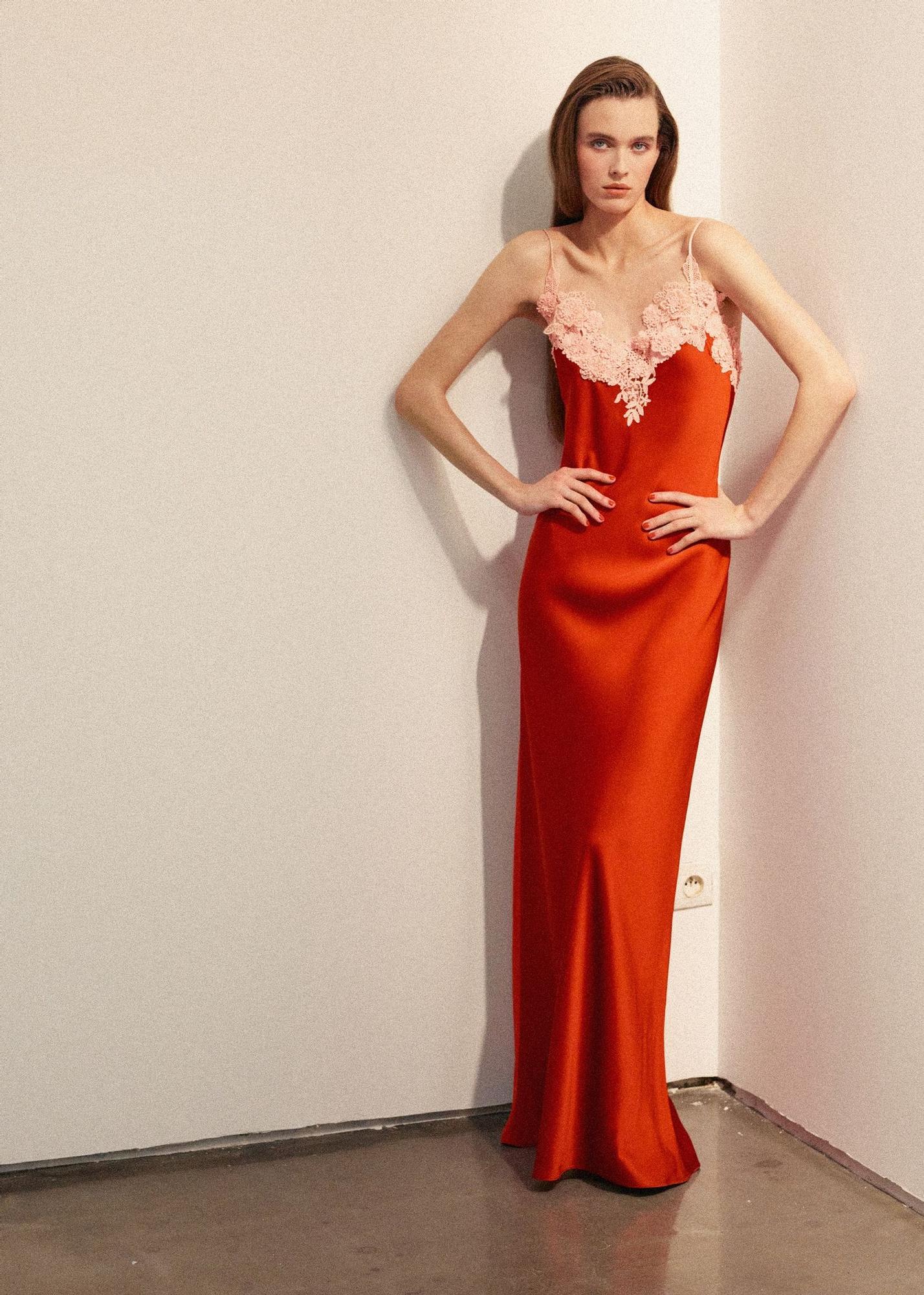 Robe d'invité en satin avec dentelle florale