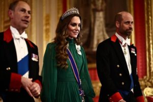 L'affichage du style et "pansement diplomatique" par Kate Middleton : deux robes et le diadème préféré de Lady Di devant le président du Nigeria