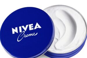 Les pharmaciens sont d’accord : "La crème Nivea en flacon bleu n'est pas une bonne crème anti-rides pour le visage, mais c'est un excellent hydratant"