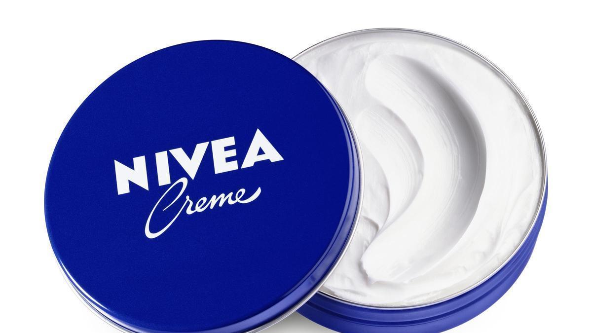 Los farmacéuticos coinciden: "la crema Nivea del bote azul no es una buena crema de cara antiarrugas, pero sí es una gran hidratante"