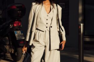 Adieu les robes : 5 belles tenues Mango pour celles qui préfèrent (bien) s'habiller avec un pantalon à la mi-saison