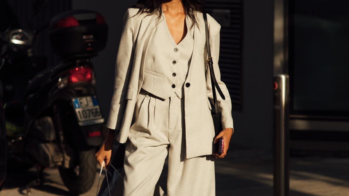 Adiós, vestidos: 5 conjuntos preciosos de Mango para las que prefieren vestir (bien) con pantalones en entretiempo