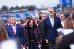 Isabel Díaz Ayuso sort l'artillerie lourde sur le circuit de Formule E : des bottes de cowboy, une ceinture marron et un bomber qui promet de s'user dans les prochaines heures