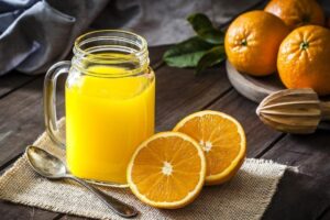 Amira Chehade, médecin : "Boire du jus d'orange 100 % naturel aide à garder la peau ferme, élastique et avec moins de signes de vieillissement. C'est un bon complément à une routine de soins de la peau."