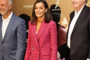 C'est le modèle de sneaker signature et préféré de la reine Letizia : fabriqué à Elche, de couleur blanche et avec des détails disponibles en 9 nuances