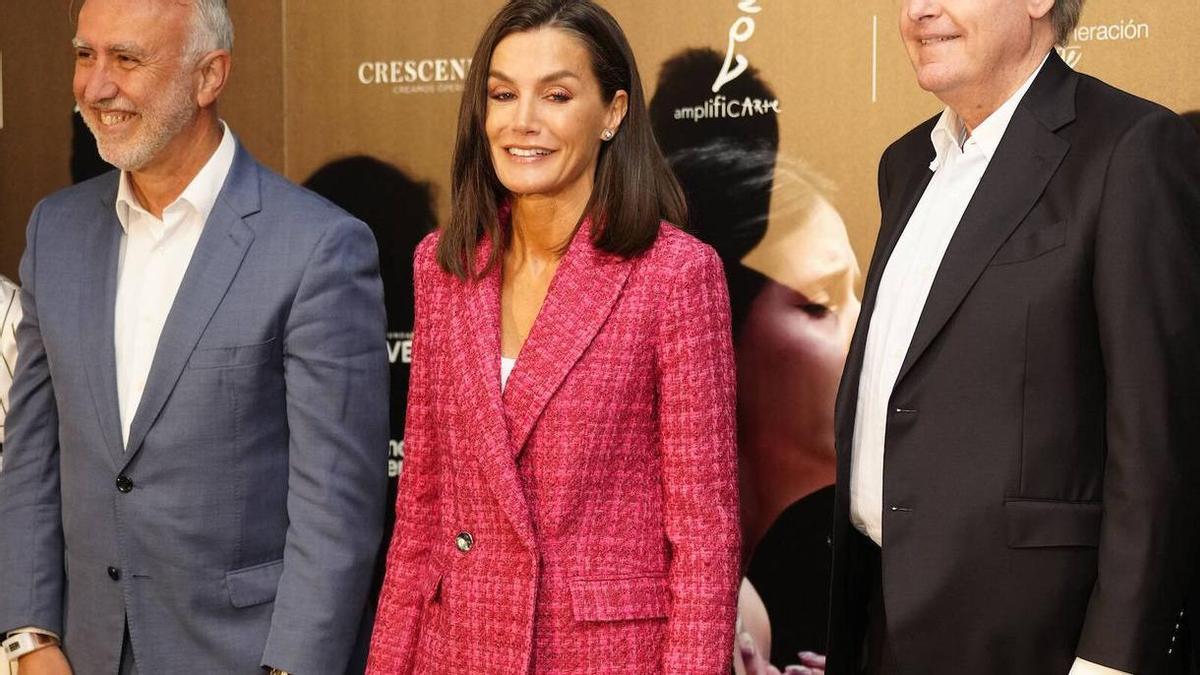 Esta es la firma y el modelo de zapatillas preferido de la reina Letizia: hechas en Elche, de color blanco y con detalle disponible en 9 colores