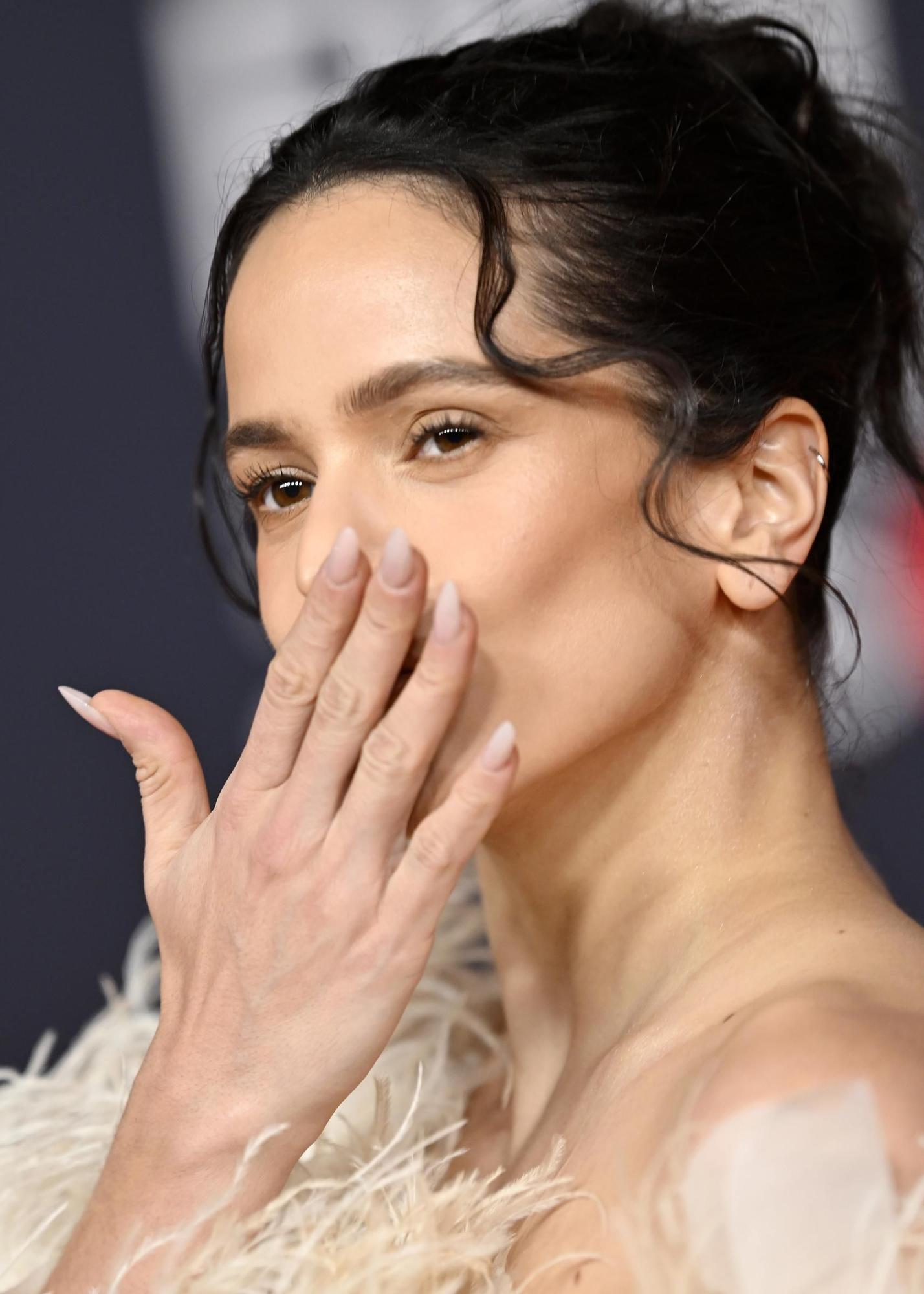 La manucure de Rosalía inspirée de 'Lux'