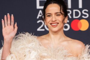 Les ongles de Rosalía inspirés de « Lux » sont la nouvelle manucure tendance du printemps 2026 : longs, en amande et brillants