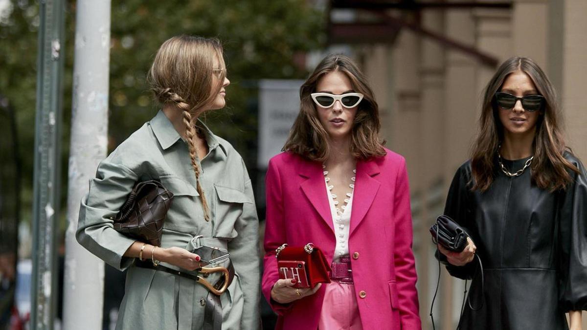 Mañana se esperan colas kilométricas por el bolso de piel de Carolina Herrera CH del que hablan las chicas más clásicas y pijitas de Madrid disponible en 10 colores