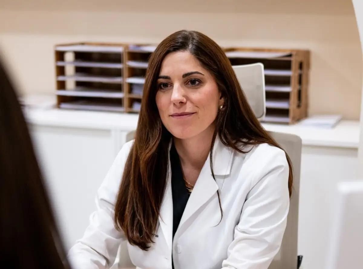 Dra. Claudia Bernárdez, dermatóloga especializada en salud capilar.