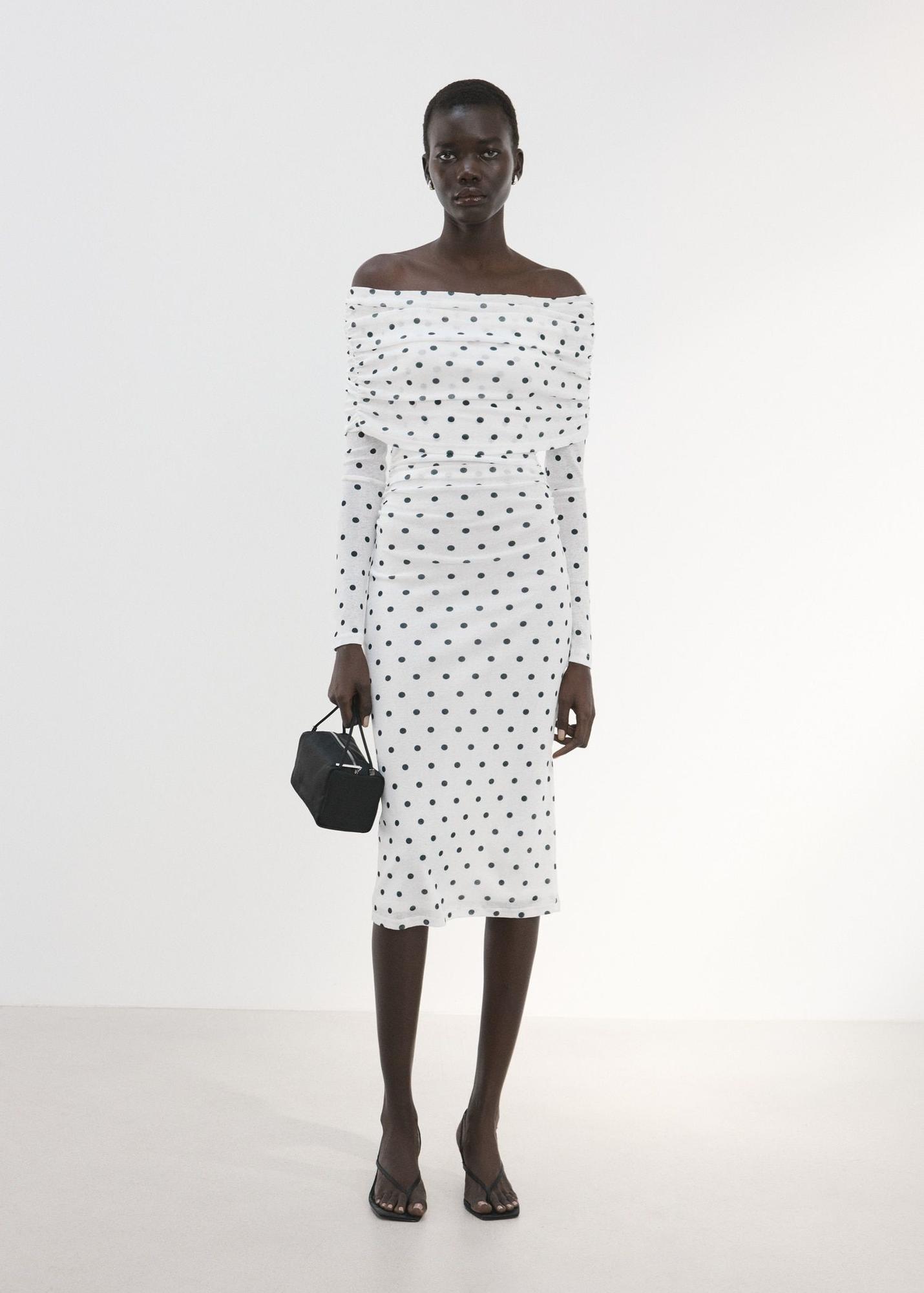 Robe blanche à pois avec décolleté bustier