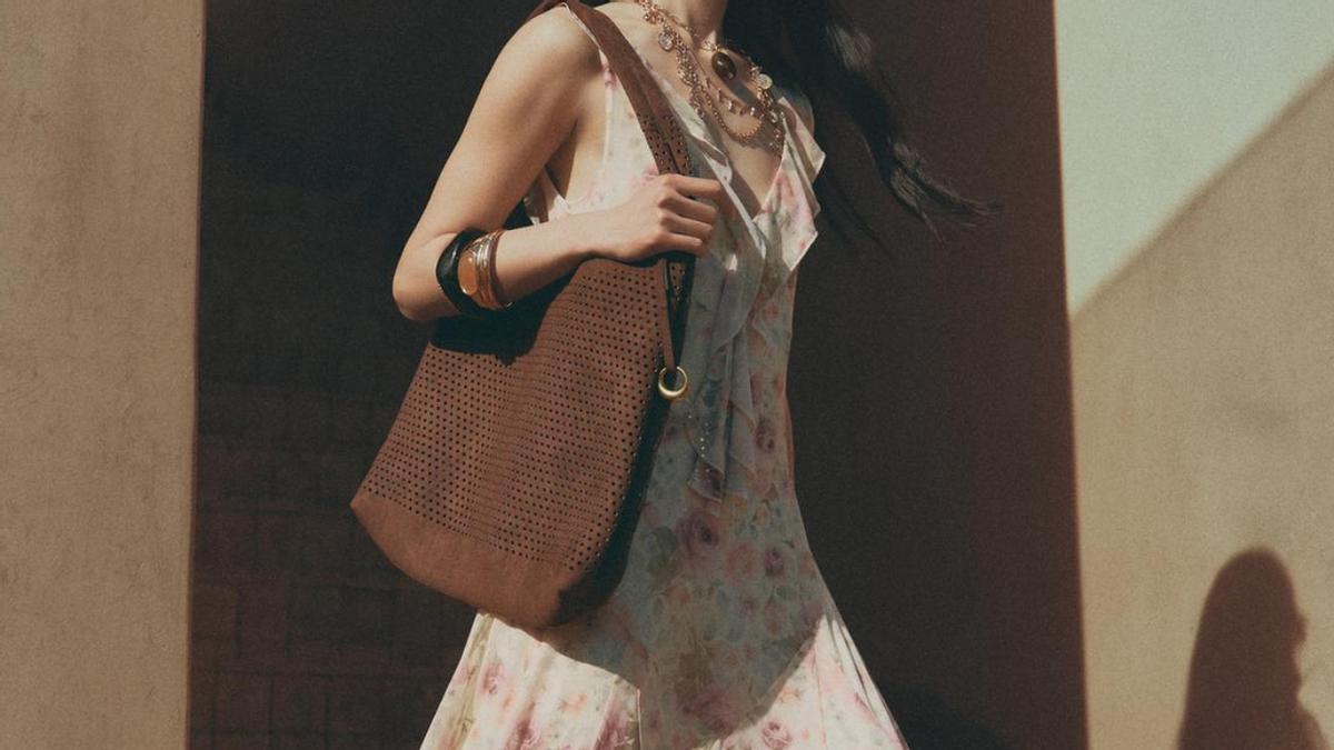Lefties se inspira en una exclusiva firma de lujo y lanza (por 17 €) el vestido de flores más elegante para llevar con cuñas en primavera