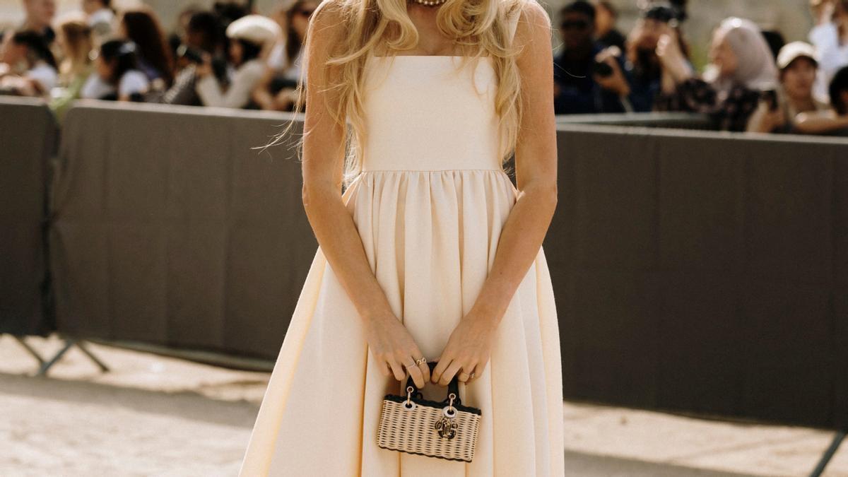 Llevan 24 horas en Zara y ya son un éxito viral: los vestidos blancos más elegantes y preciosos que llevarás 24/7 en cuanto llegue el buen tiempo