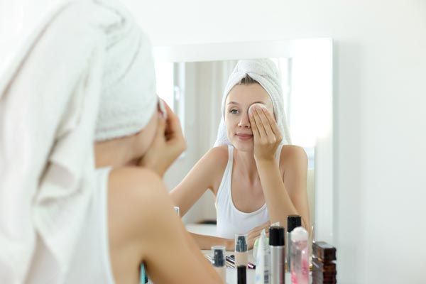 Se démaquiller avec de la poudre, la dernière tendance beauté