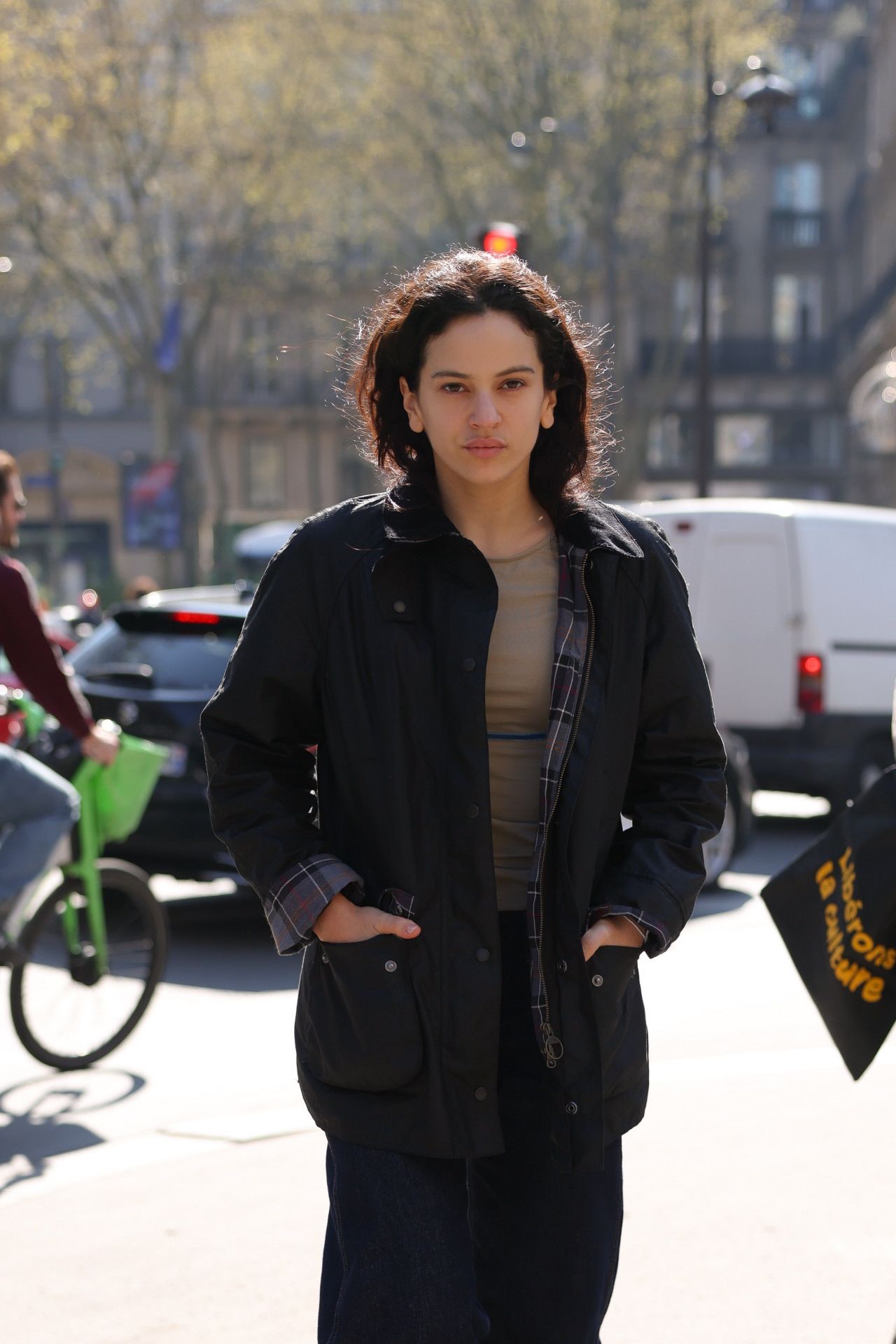 Rosalía se promène dans les rues de Paris avec sa manucure nude.