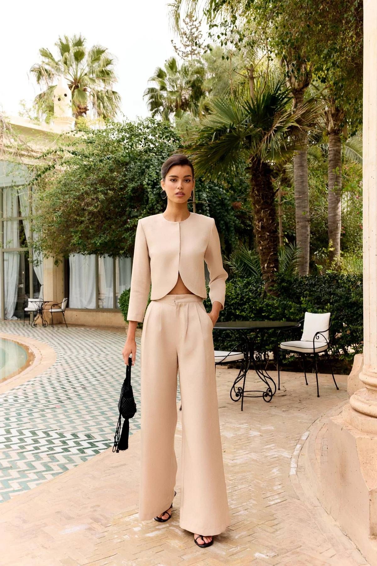 Tailleur blazer avec ourlet arrondi et pantalon plissé, par Lady Pipa