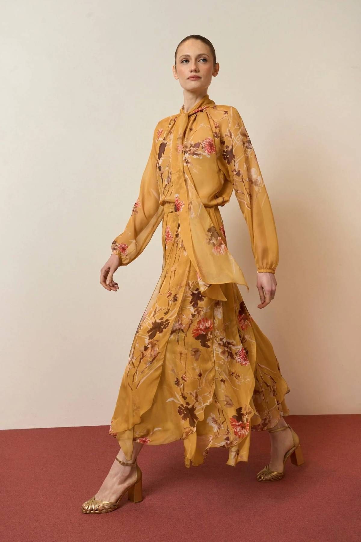 Ensemble avec chemisier et jupe à imprimé floral, par Bimani