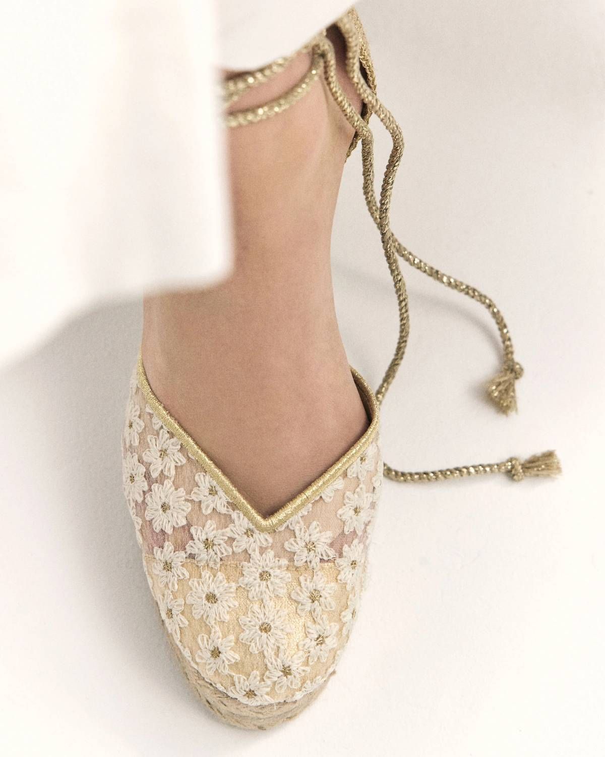 Espadrilles avec coin et broderie, par Castañer