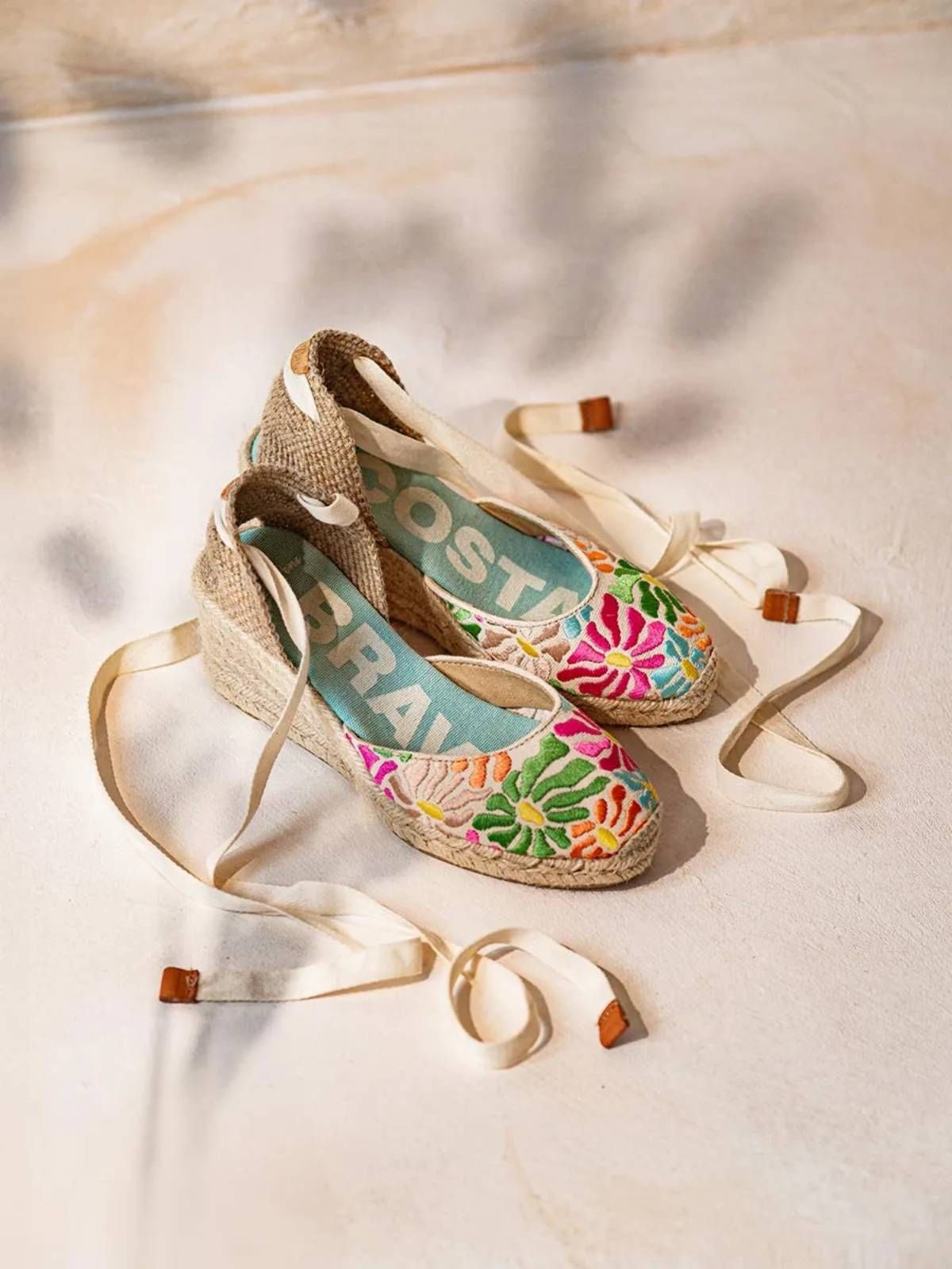 Espadrille compensée et broderie multicolore, par Toni Pons