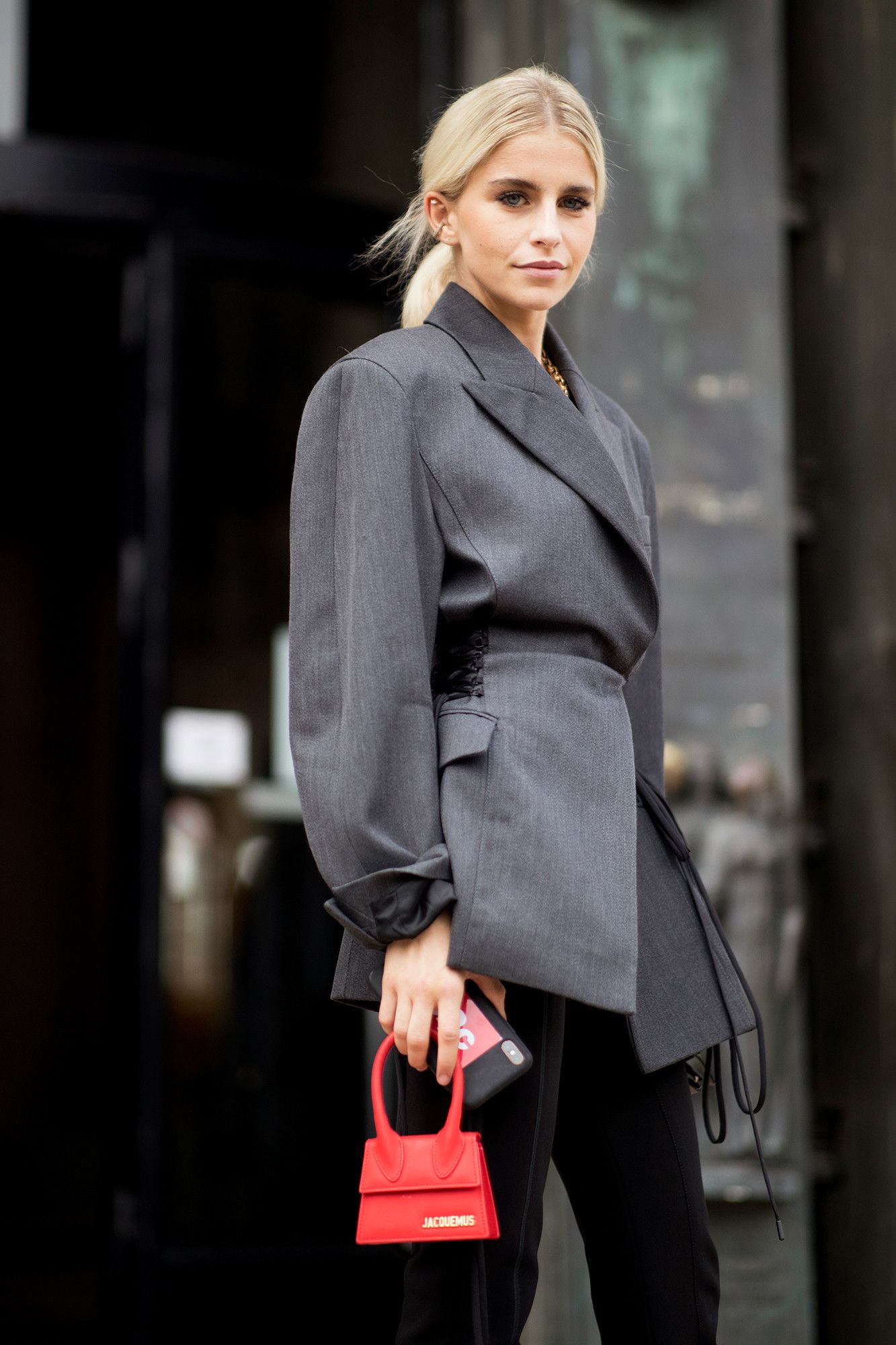 Comment combiner un sac rouge