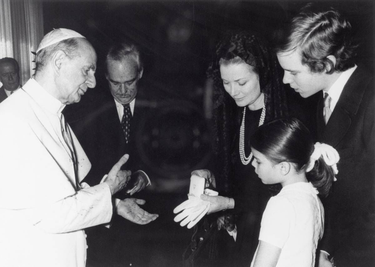 Le prince Rainier de Monaco et la princesse Grace avec leurs enfants, le prince Albert et la princesse Stéphanie, lors d'une audience privée avec le pape Paul VI au Vatican en 1974
