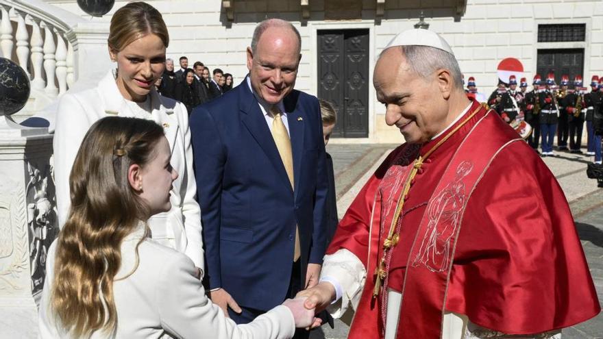 La princesse Gabriella de Monaco (11 ans) enfreint le protocole devant le pape Léon XIV (et c'est la raison pour laquelle Charlène ignore la polémique)