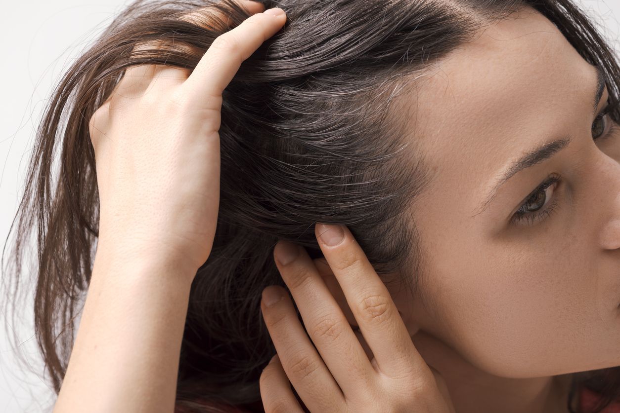 Pourquoi les cheveux gris apparaissent