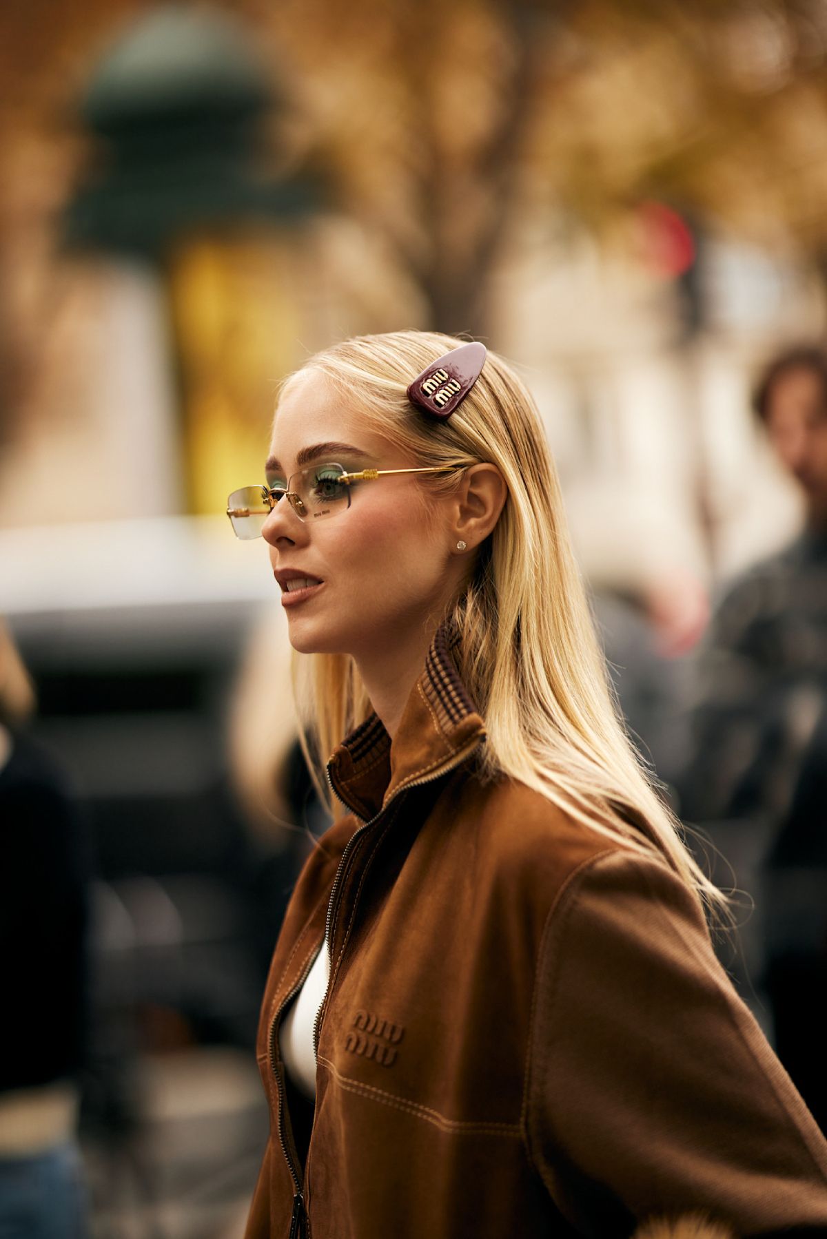 Les épingles à cheveux XL qui triomphent dans le « street style »