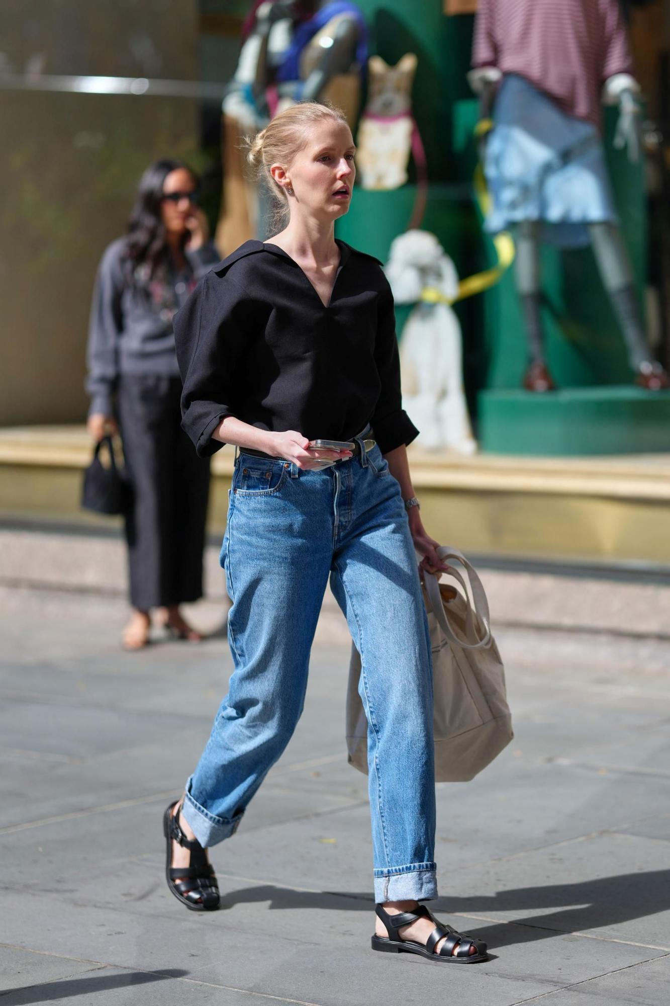 Jeans avec sandales de pêcheur, la tendance de 2026