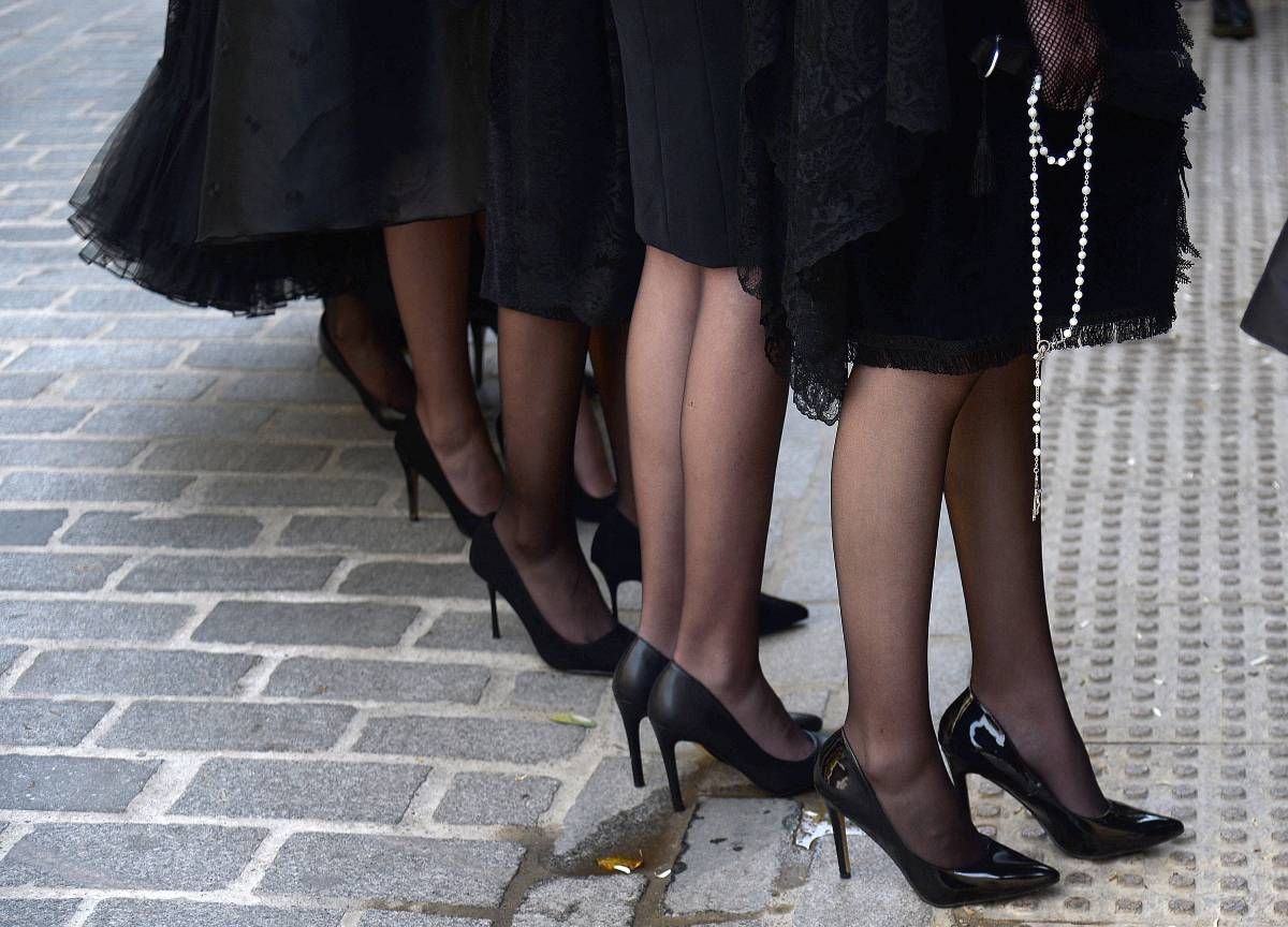 Code vestimentaire pour les mantilles pendant la Semaine Sainte, bas et chaussures
