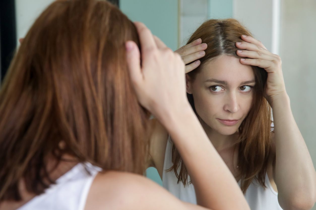 Le stress fait apparaître des cheveux gris