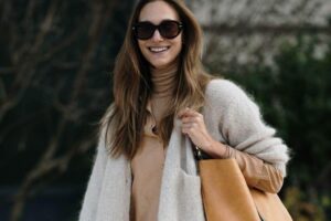 Demain, des files d'attente de plusieurs kilomètres sont attendues au Corte Inglés pour les nouveaux sacs à bandoulière Purificación García que porteront les mères les plus chics de Madrid.