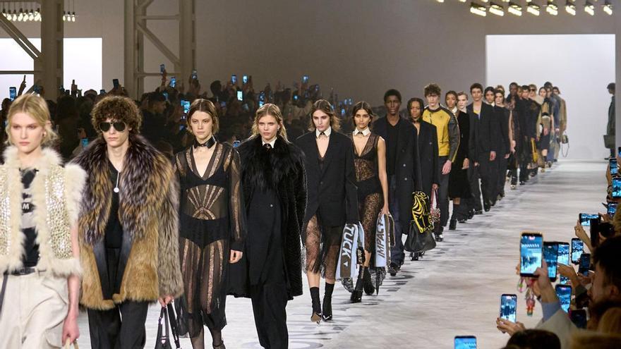 Le nouveau Fendi de Maria Grazia Chiuri : noir et blanc, costumes, robes nuisettes...