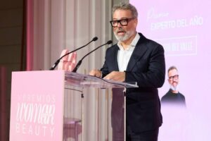 Víctor del Valle, le coiffeur le plus recherché de Séville : « Je dois à ma grand-mère de pouvoir exercer mon métier, elle m'a payé le FP coiffeur, parce que personne d'autre ne croyait en moi »