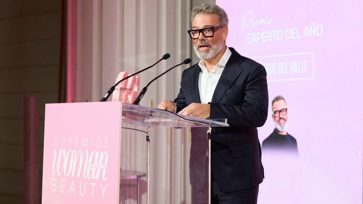 Víctor del Valle recogiendo el premio Woman Beauty a Experto del año