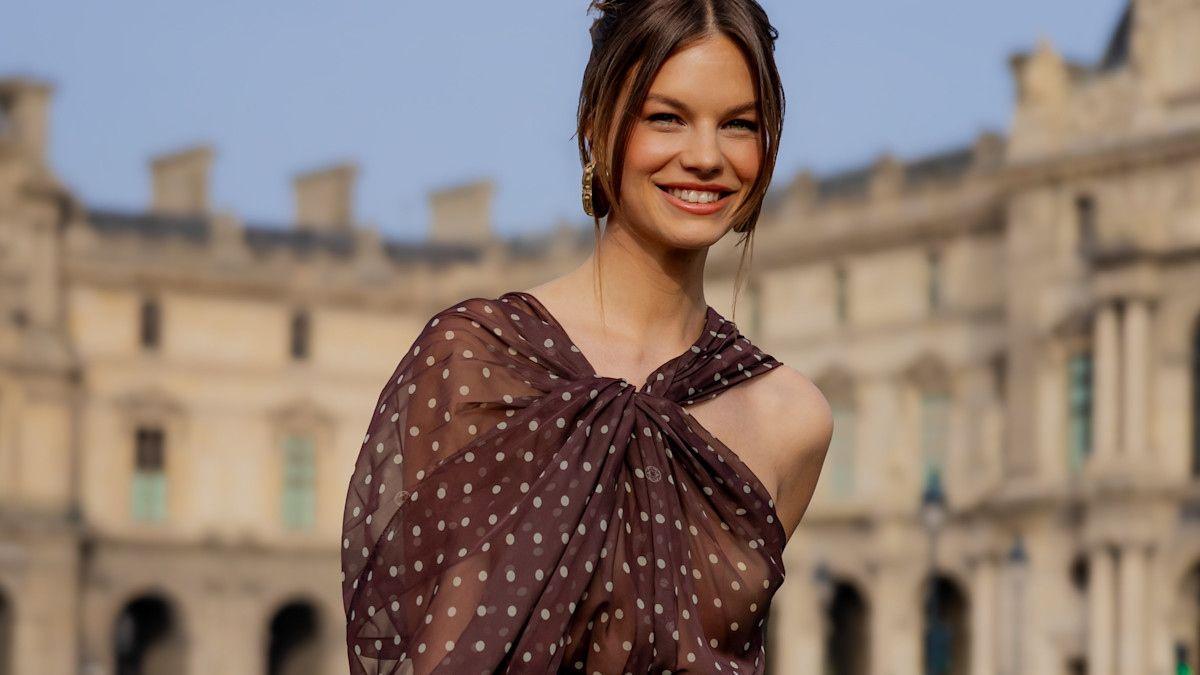 Las faldas midi de lunares de Zara
