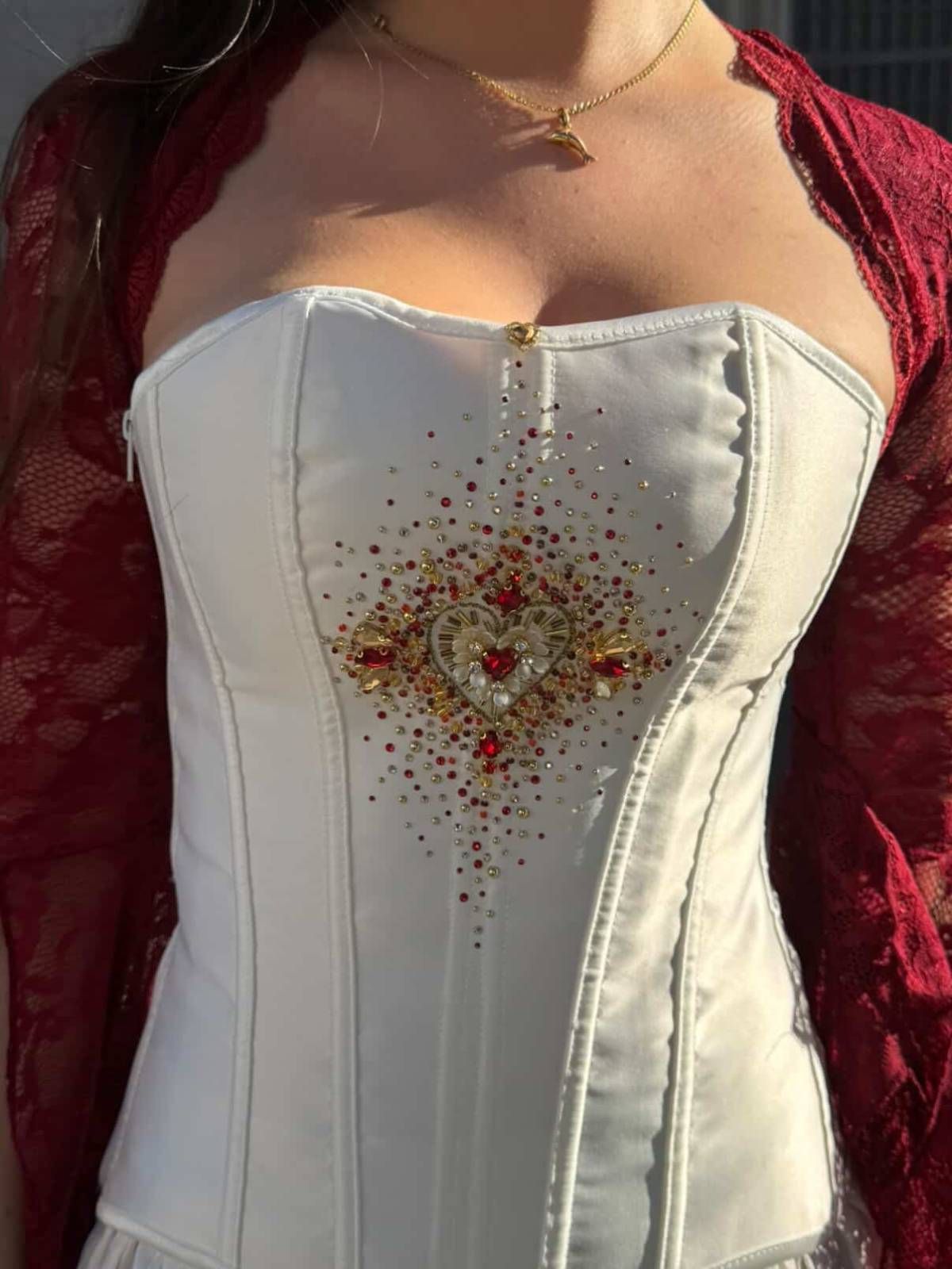 Détail du corset que Bea Carpio a réalisé en s'inspirant du Sacré-Cœur