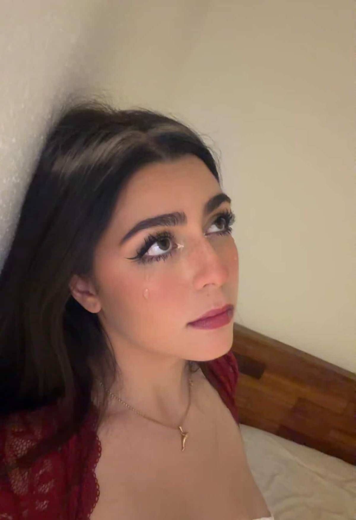 Le « look beauté » de Bea Carpio pour le concert de Rosalía : cheveux auréolés et larmes de cristal