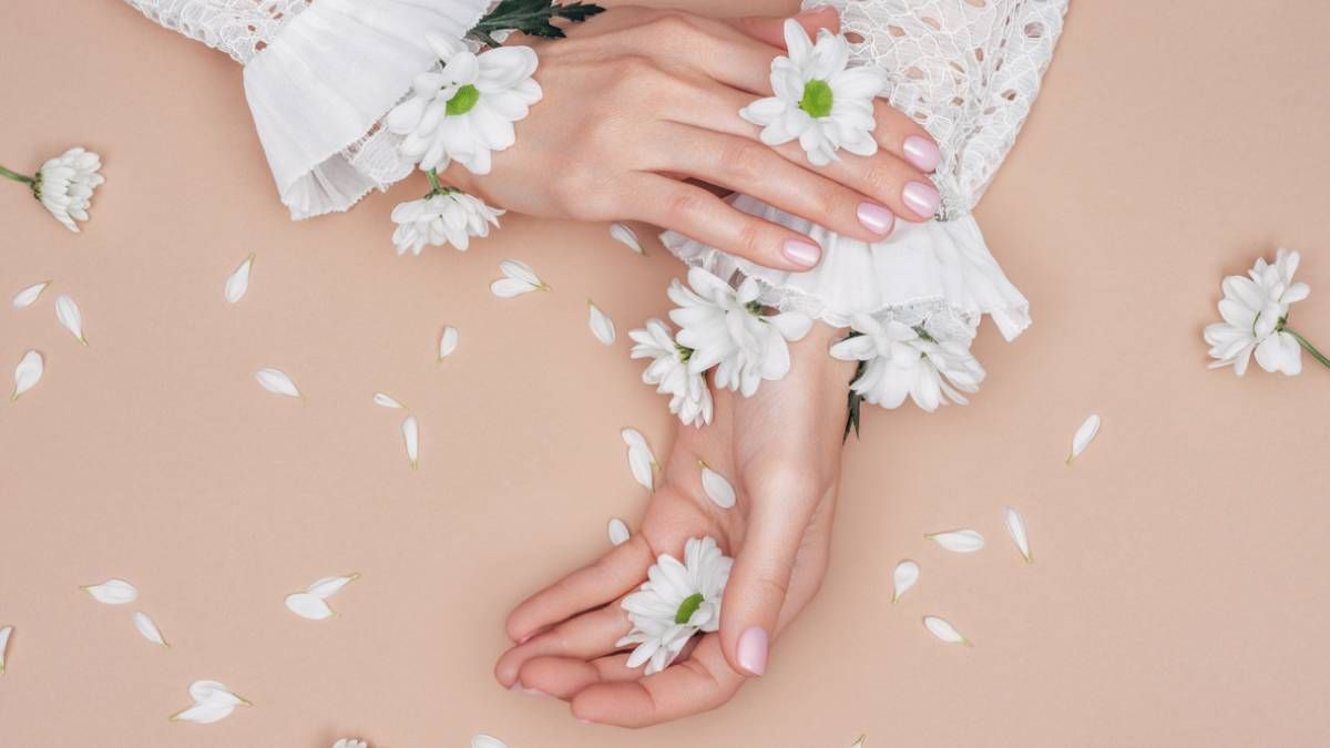 Los nail tints son la alternativa más minimalista, elegante y natural a los esmaltes tradicionales