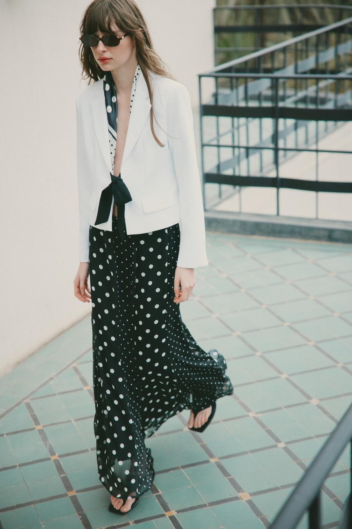Ensemble blazer à nœud et jupe midi à pois