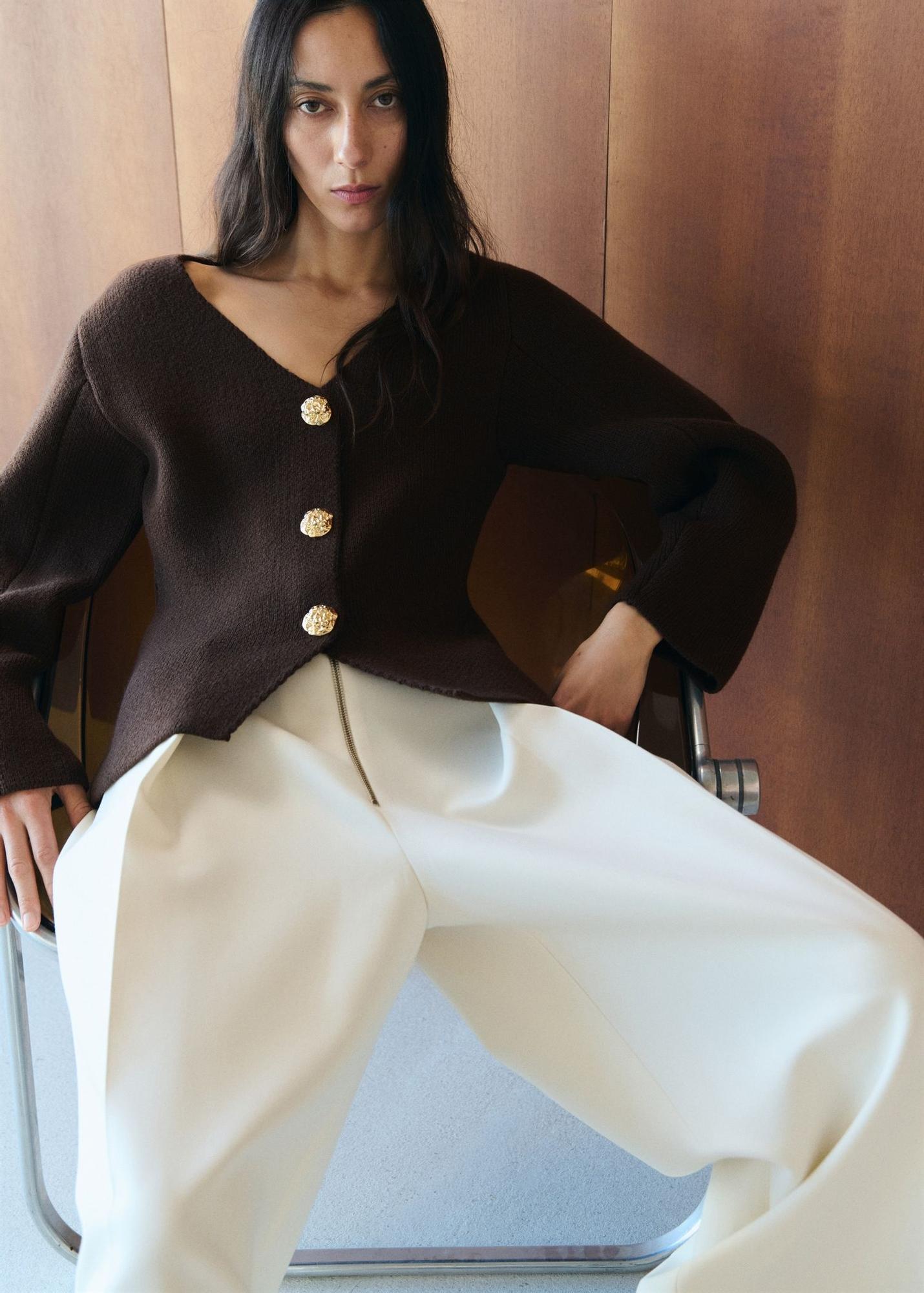 Veste en maille marron avec boutons bijoux